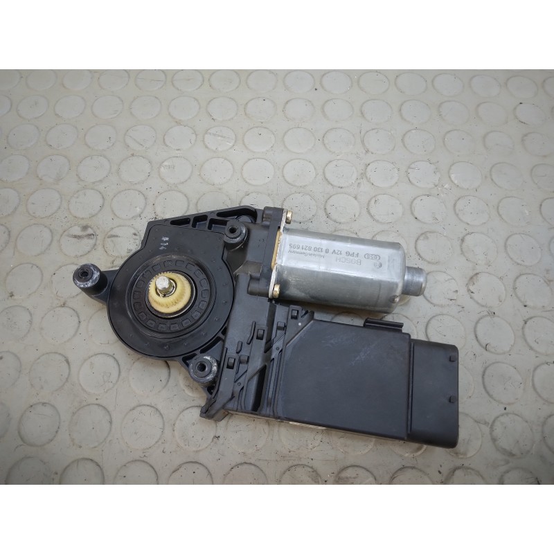 Motorino alzavetro ant dx Vw Passat variant dal 1996 al 2005 cod 0130821695 3b4837751ld  1702999970386
