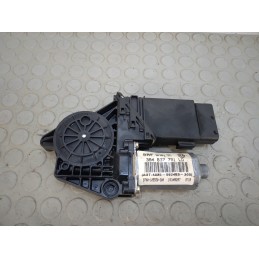 Motorino alzavetro ant dx Vw Passat variant dal 1996 al 2005 cod 0130821695 3b4837751ld  1702999970386