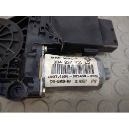 Motorino alzavetro ant dx Vw Passat variant dal 1996 al 2005 cod 0130821695 3b4837751ld  1702999970386