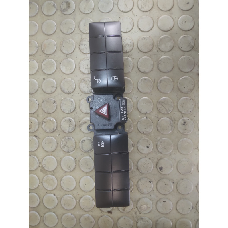 Pulsanti ed interruttori quattro frecce chiusura portiere Mercedes Classe C w203 sw dal 2005 al 2007 cod 2038702510  17516346...