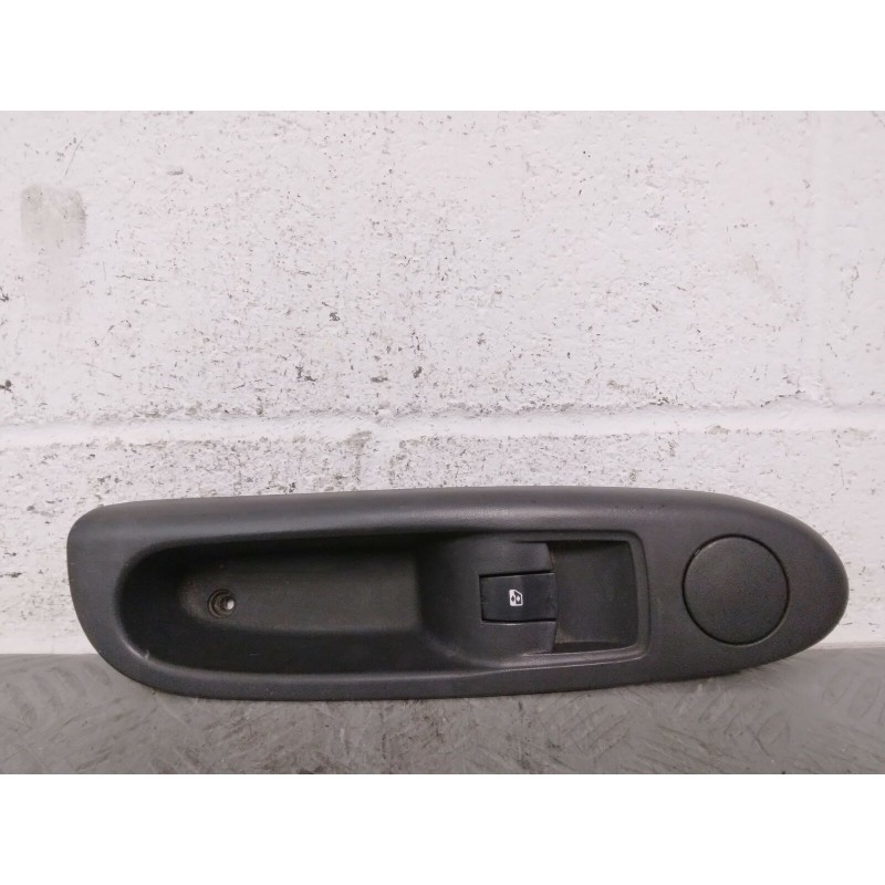 PULSANTIERA ALZAVETRO ALZACRISTALLO ANT DX RENAULT CLIO DEL 2007 COD 8200084005  2400000104353